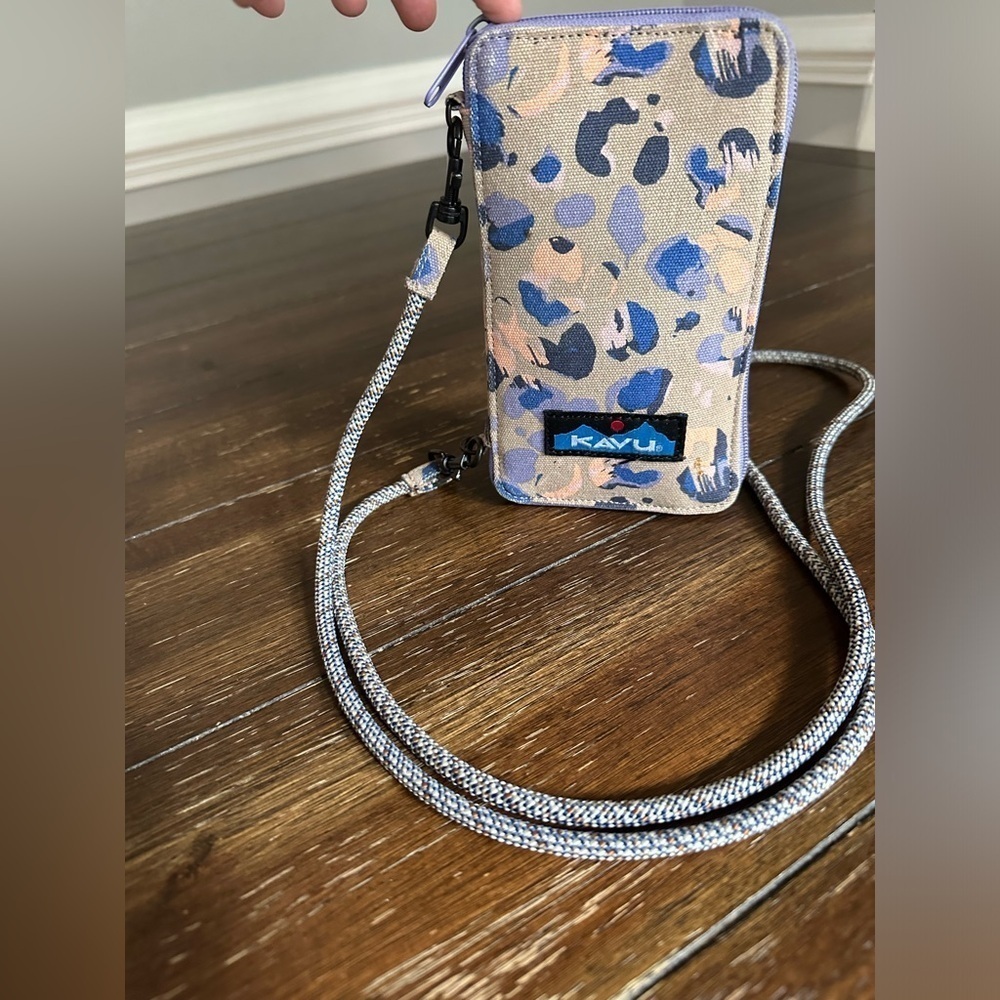 Kavu Go on time bi fold cross body wallet